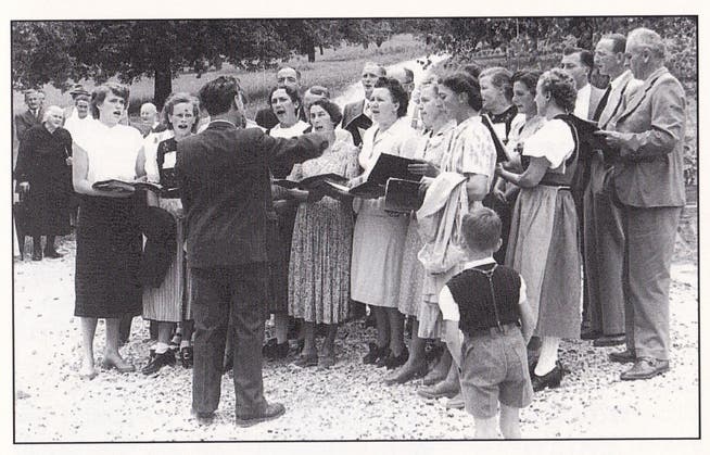 An den Auftritten, wie diesem im Jahr 1953, singt der Chor unter der Leitung eines Dirigenten.