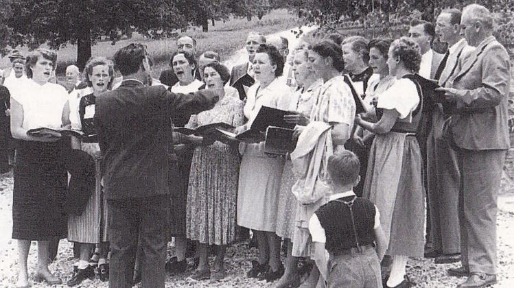 An den Auftritten, wie diesem im Jahr 1953, singt der Chor unter der Leitung eines Dirigenten. (zvg)