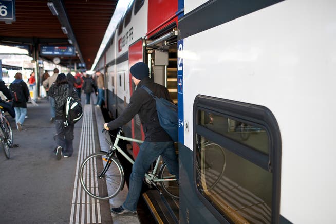 Mehr Platz im Zug für Fahrräder: Pro Velo und der VCS übergaben der SBB am Montag eine entsprechende Petition.
