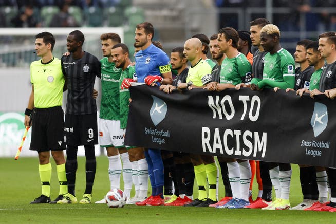 Rassismus ist in der Schweiz kein Minderheitenthema mehr: Spieler bei einer Aktion im St. Galler Fussballstadion. (Symbolbild)