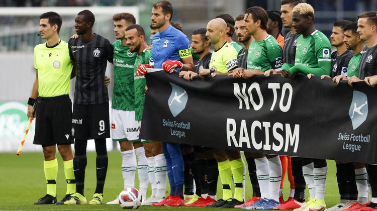 Rassismus ist in der Schweiz kein Minderheitenthema mehr: Spieler bei einer Aktion im St. Galler Fussballstadion. (Symbolbild) (Keystone)