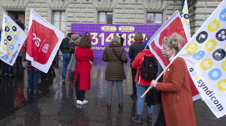 Aktivistinnen der Gewerkschaften reichten eine Petition mit über 300'000 Unterschriften gegen die Erhöhung des Frauenrentenalters ein. (Peter Schneider / KEYSTONE)