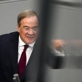 Ein emotionaler Kanzlerkandidat im Deutschen Bundestag: CDU-Chef Armin Laschet kämpft um seine letzte Chance. (Markus Schreiber / AP)