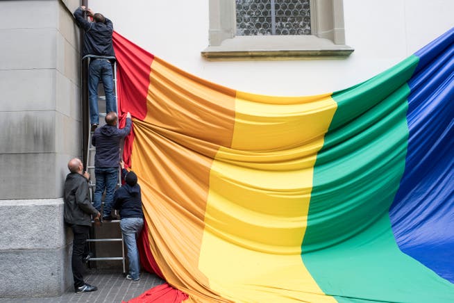 Entbrannt ist der Streit an der Frage, ob Tessiner Gemeinden die Regenbogenfahne aufhängen dürfen.