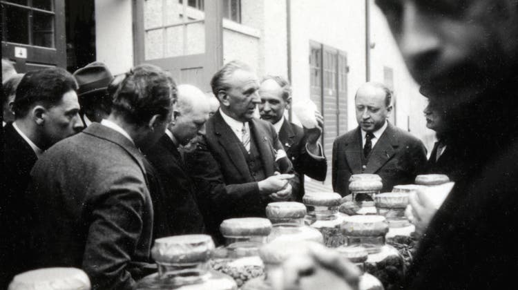 Gefürchtet und bewundert: Der langjährige Roche-Chef Emil C. Barell mit belgischen Ärzten in Lausanne 1930. (zvg)