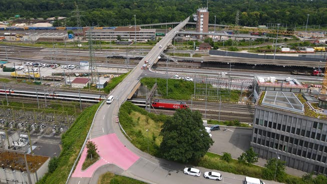 Die Grenzacherbrücke über den Bahnhof und den Rangierbahnhof Muttenz ist baufällig und muss durch die SBB ersetzt werden.