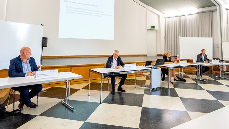 Pressekonferenz des Kantons Solothurn zur Situation in den Solothurner Spitälern, v.l. Dieter Hänggi, Martin Häusermann, Susanne Schaffner, Lukas Fenner.