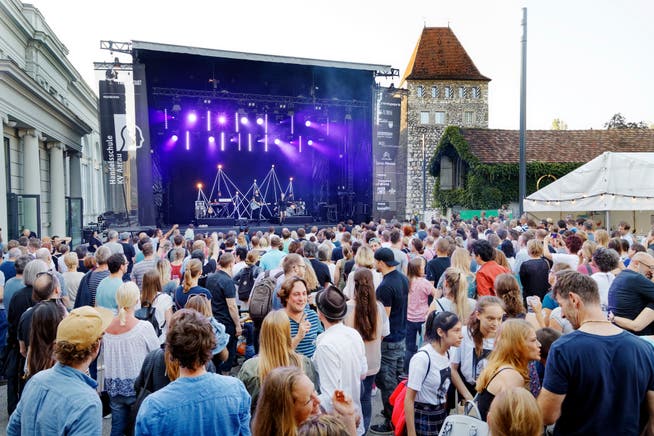 Musig i de Altstadt Aarau 2019: Grosser Zuschaueraufmarsch am Konzert von Carrousel auf dem Schlossplatz.