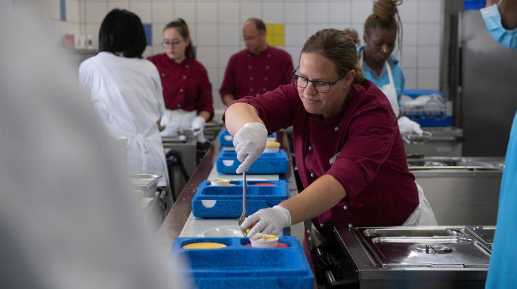 Die Menus des Aargauer Mahlzeitendienstes werden täglich frisch in der Küche des Spitals Muri zubereitet. (Michael Wuertenberg (September 2020))