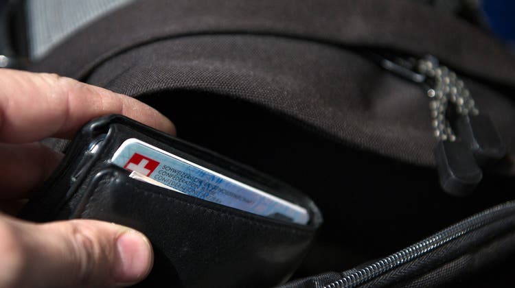 Während der eine den SBB-Mitarbeiter packte, stahl ihm der andere das Portemonnaie aus seiner Tasche. (Symbolbild: Urs Jaudas)