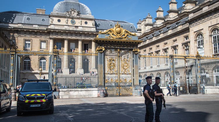 Polizisten sichern das Gerichtsgebäude in Paris. (Christophe Petit Tesson / EPA)