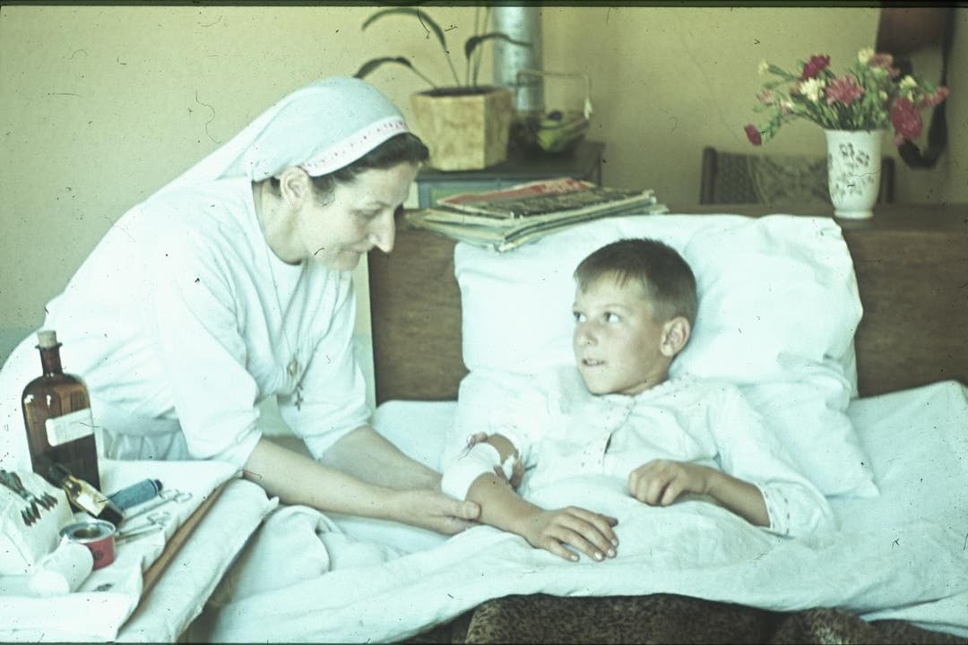 Schwester Nesa Caduff betreut in Liestal ein krankes Kind, 1943.
