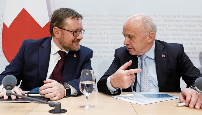 Doch nicht «alles bestens»? Zolldirektor Christian Bock (links) und sein Chef, Finanzminister Ueli Maurer.