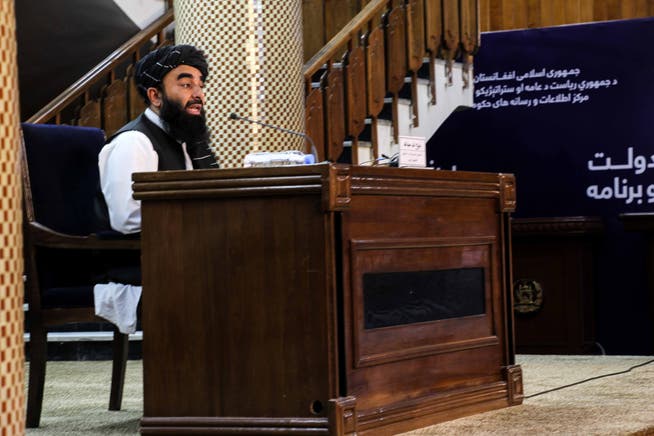 Taliban-Sprecher Zabhiullah Mujahid verkündet das neue Regierungspersonal - es gleicht in Teilen jenem von vor 20 Jahren.