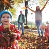 Herbstfreuden: Einmal mit Händen und Füssen im Laub rascheln. (Bild: Getty)