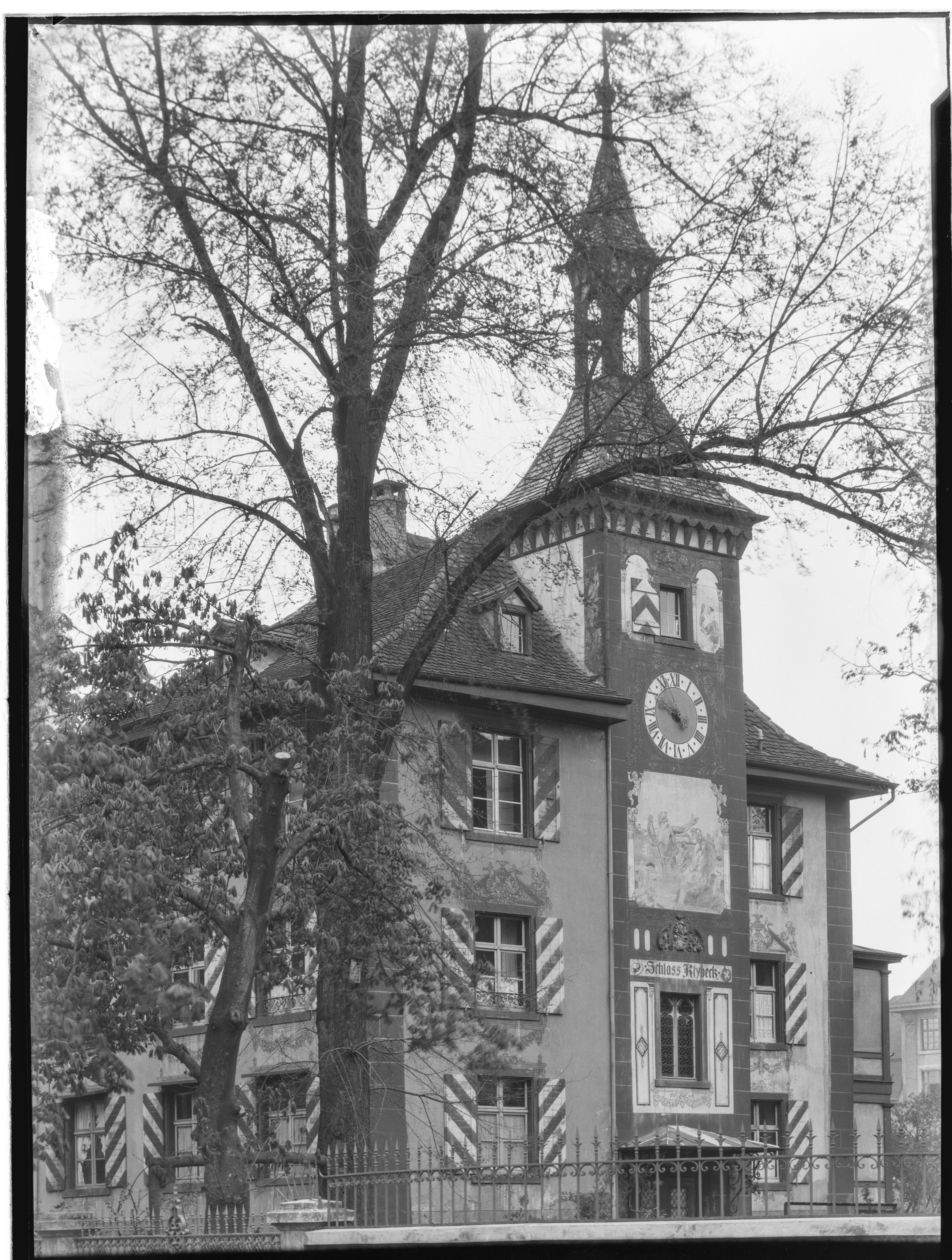 Das Klybeckschloss (hier anfangs der 1920er Jahre) stammte aus dem Mittelalter und wurde 1955 abgebrochen, um einem modernen Wohnhaus zu weichen.