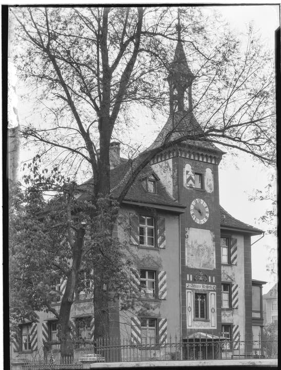 Das Klybeckschloss (hier anfangs der 1920er Jahre) stammte aus dem Mittelalter und wurde 1955 abgebrochen, um einem modernen Wohnhaus zu weichen.