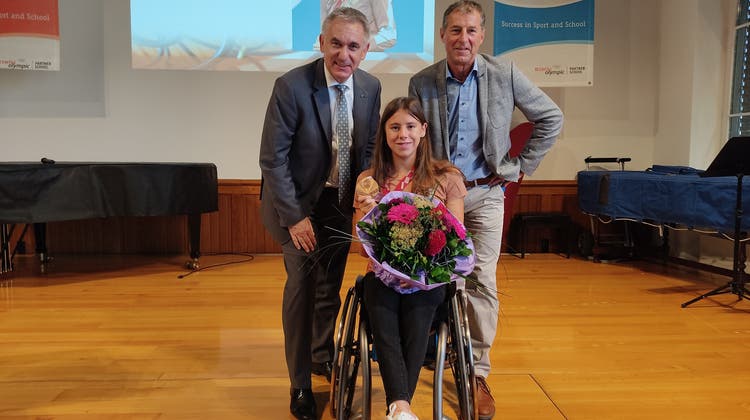Regierungsrat Alex Hürzeler (links) und Sportgymnasiumsrektor Kurt Büchler gratulierten Nora Meister zur Bronzemedaille. (Valérie Jost)