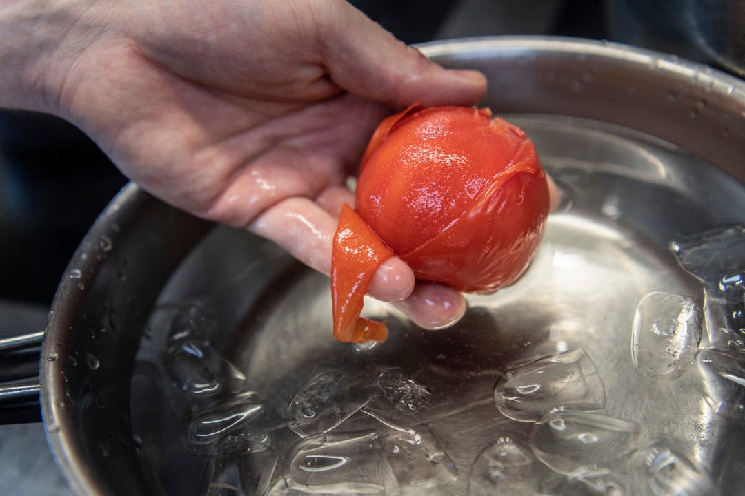 Damit Tomaten nicht matschig werden beim Schneiden, werden sie in kochendem Wasser blanchiert, in kaltem Wasser abgeschreckt, geschält, geviertelt und entkernt.
