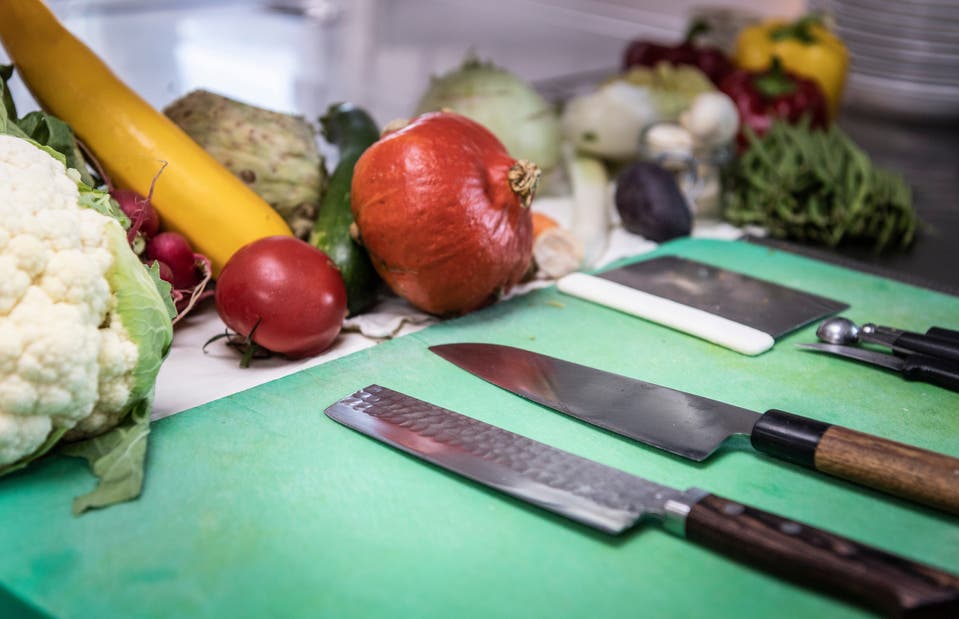 Welches Gemüse wie schneiden? Zwei Profiköche zeigen wie es geht – und welche Messer man dafür wirklich braucht