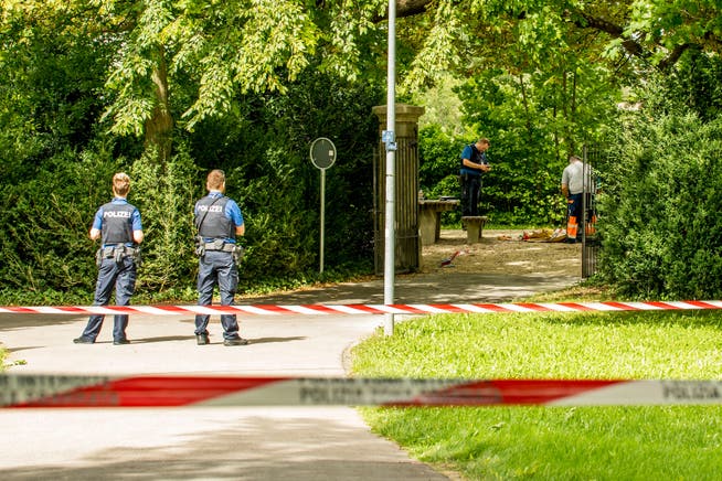 Die Absperrung des Parks nach der angeblichen Messerstecherei vor dem Gymnasium Münchenstein.