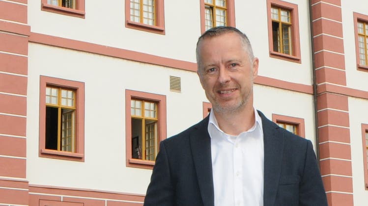 Uwe Schewe kandidiert für den Stadtrat Klingnau. Im Bild steht er vor der Propstei, in der sich auch der Sitz der Gemeinde befindet. (Philipp Zimmermann)