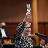 Stadtpräsidentin Stefanie Ingold stösst auf das neue Jahr an. (Hansjörg Sahli)