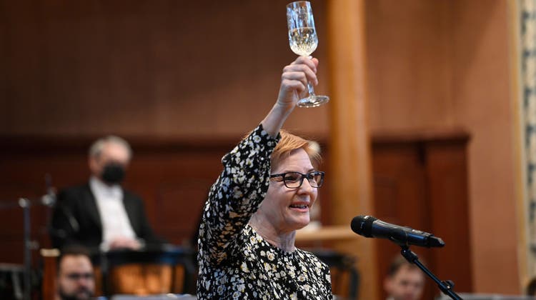 Stadtpräsidentin Stefanie Ingold stösst auf das neue Jahr an. (Hansjörg Sahli)