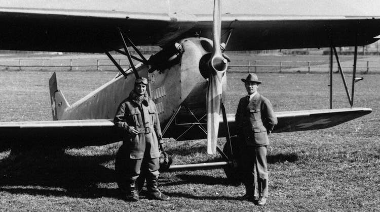 Pilot Max Cartier und Konstrukteur August Haefeli vor einer MA-7, mit welcher Cartier den nationalen Höhenrekord brach. (Autor unbekannt / Oltner Tagblatt)