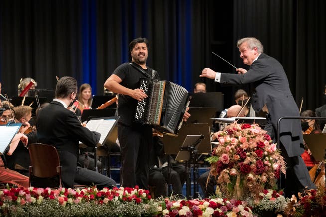 Argovia Philharmonic unter der Leitung von Marc Kissóczy (rechts) und mit Akkordeon-Solist Srdjan Vukasinovic begeisterte das Publikum.