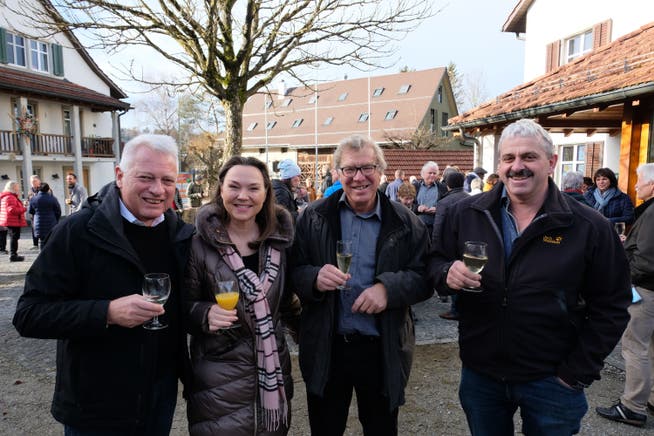 Vier der fünf Aescher Gemeinderatsmitglieder: André Guyer (FDP), Janine Vannaz (Mitte), Gemeindepräsident Johann Jahn (Forum) und Roland Helfenberger (SVP).