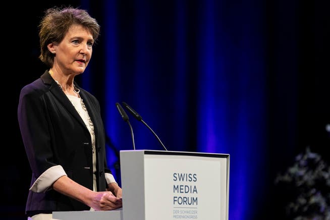 Bundesrätin Simonetta Sommaruga - hier am SwissMediaForum 2021 - stellt sich den Fragen von Bürgerinnen und Bürgern.