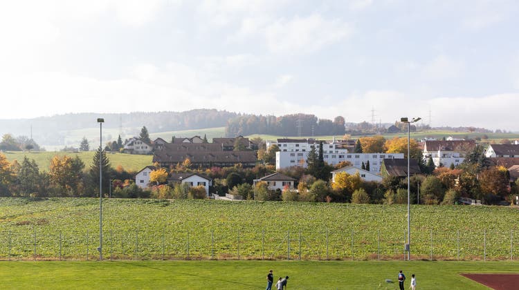 Beim Oberstufenschulhaus Rietwise in Lengnau wäre ein asphaltierter Rundkurs für Velo, Trotti, Skateboard und Inlineskates geplant. (Valentin Hehli)