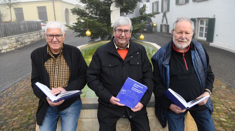 Dieter Wissler, Bernhard Bucher und Pierre Gürtler (v.l.n.r) zeigen ihr Herzensprojekt: Die neue Heimatkunde von Blauen. (Juri Junkov)