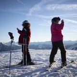Skifahrer geniessen das milde Wetter im Skigebiet Pizol. (Bild: Keystone)