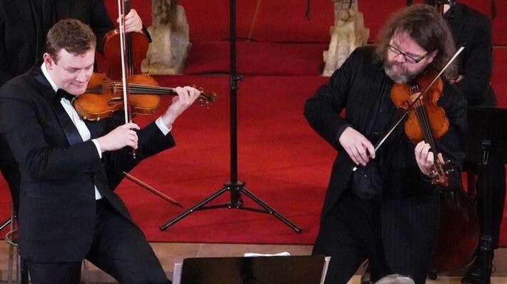 Geiger Sebastian Bohren und Konzertmeister Alexander Janiczek spielen im Doppel. (zvg)