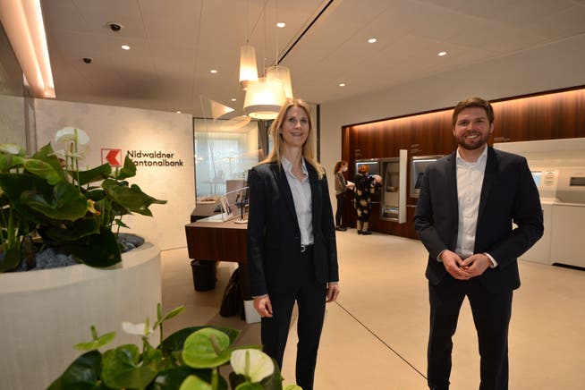 Nicole Lüthy, Leiterin Private Kunden bei der NKB, und Geschäftsstellenleiter Armin Odermatt im Schalterraum der neuen Filiale.