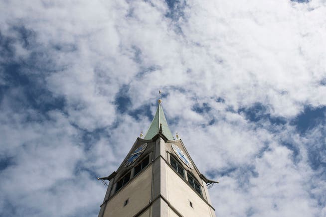 Blick auf den Turm einer evangelisch-reformierten Kirche.