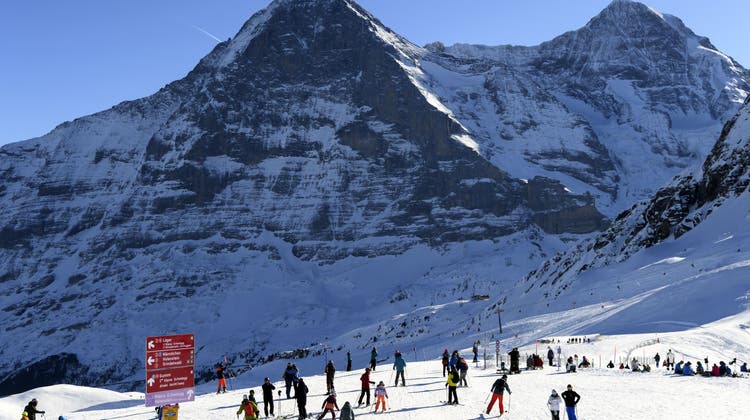 Skifahren vor Eiger und Mönch: Die Jungfraubahn meldet den besten Saisonstart seit zehn Jahren. (Archivbild) (Keystone)