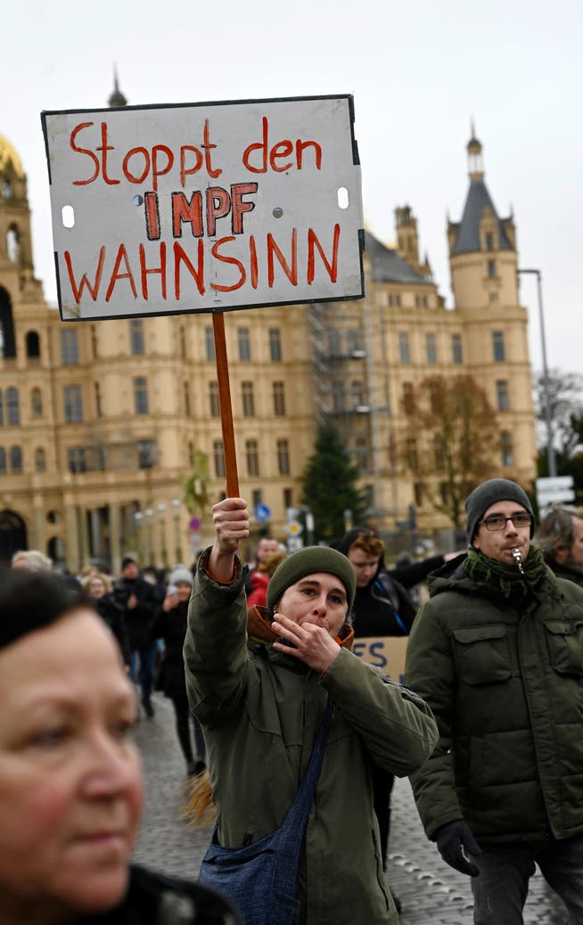 Die Proteste gegen das geplante Impfobligatorium häufen sich: Eine Teilnehmerin einer Demonstration gegen Corona-Massnahmen in Schwerin (Mecklenburg-Vorpommern).
