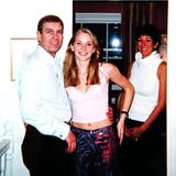 Das Foto aus dem Jahr 2001 zeigt Prinz Andrew mit der damals 17-jährigen Virginia Roberts (heute Giuffre) und Ghislaine Maxwell in Jeffrey Epsteins Londoner Anwesen. (Getty)