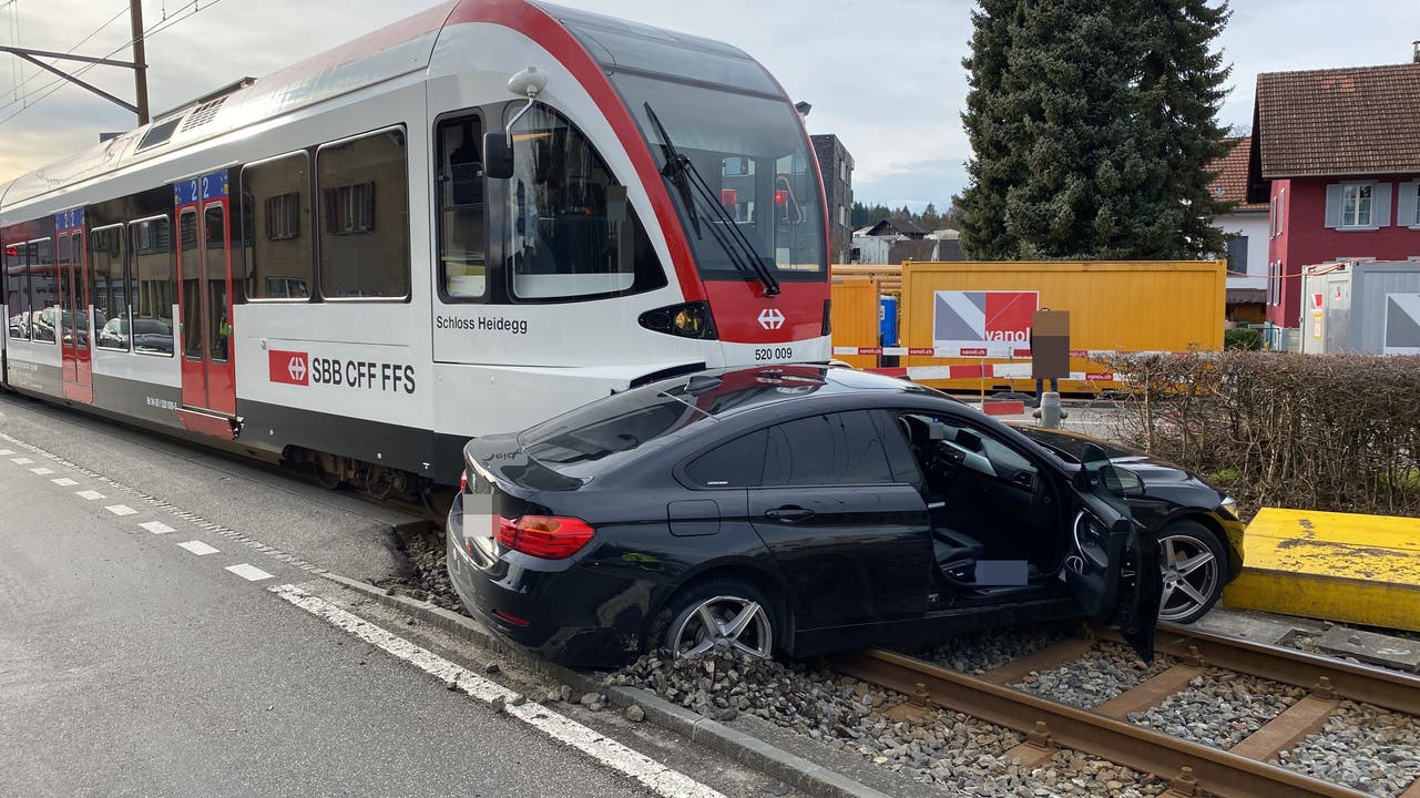 Seon AG, 4. Januar: Ein Autofahrer missachtete ein Rotlicht und kollidierte mit einem Zug. 