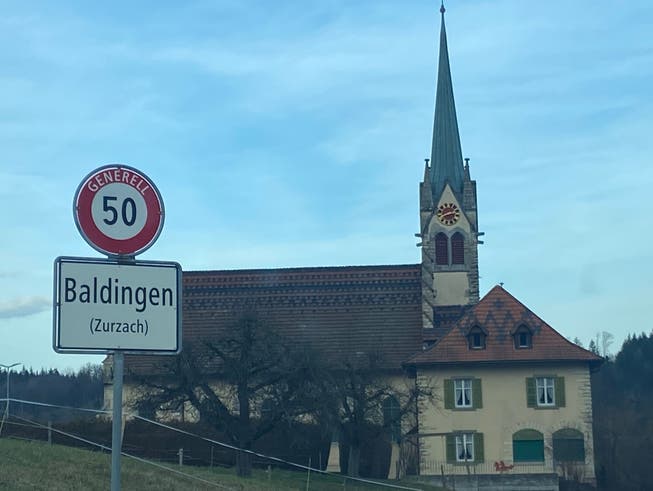 Die neuen Ortstafeln (wie hier in Baldingen): Gross der Ortsteil, in Klammern der neue Gemeindename.