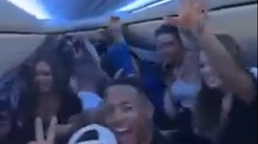 Kanadische Influencer und Realitystars feiern eine feuchtfröhliche Party auf einem Charterflug der Sunwing Airlines in Richtung Cancun (Mexiko). (Screenshot: Instagram)