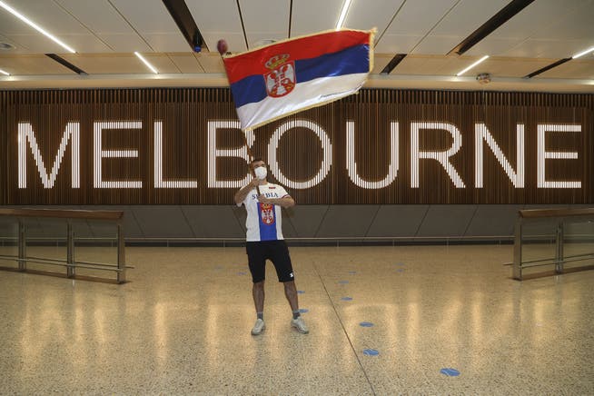 Questo fan serbo ha pernottato all'aeroporto Tullamarine di Melbourne per incontrare Djokovic.  invano. 