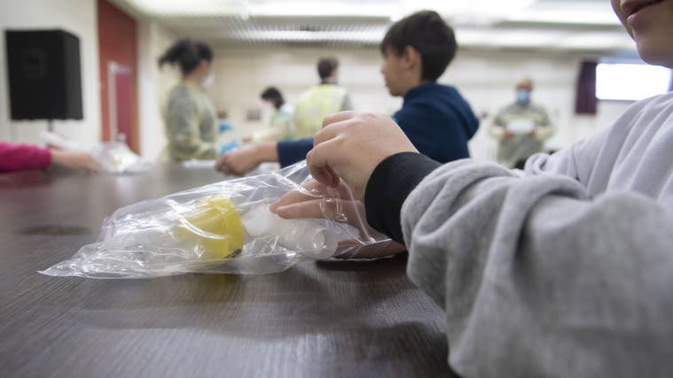 Schüler packen in der Schule ein Coronavirus-Testset aus. (Bild: Davide Agosta / Keystone)