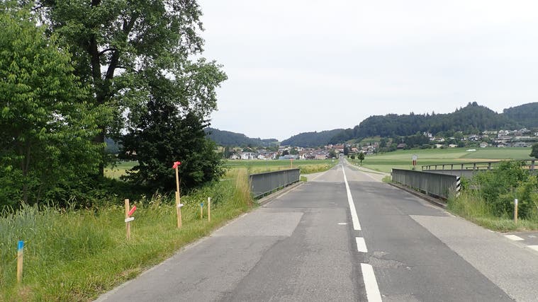 Auf der Hauptstrasse, gleich nach der Einfahrt auf Attelwiler Dorfgebiet von Moosleerau herkommend, war die 5G-Antenne ursprünglich geplant. (Cynthia Mira)