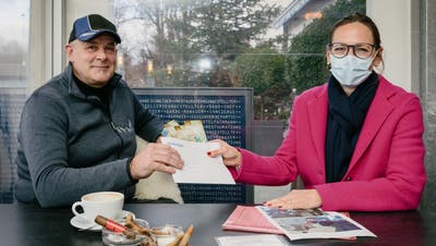 Co-Geschäftsleiterin Manuela Schmid übergibt André Läuchli das Geld. (Valentin Hehli)