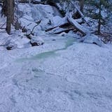 Seltenes Naturschauspiel wegen eiskalten Temperaturen: Frazil Eis lässt Bach verschwinden
