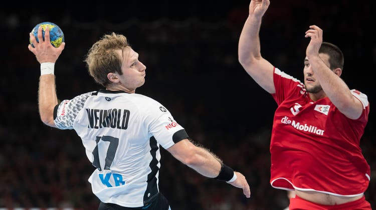 Die Schweizer Handball-Nati testet am Freitag gegen Deutschland. Hier im Bild: Eine Szene beim Aufeinandertreffen an der Qualifikation für die EM 2018. (Keystone)